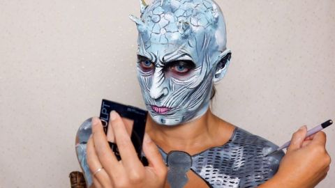 Sarah maquillándose como uno de los personajes de Game of Thrones.