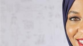 Ibtihaj Muhammad  sostiene a la primera muñeca Barbie vestida con el hijab. EFE