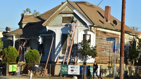 Voluntarios restauran la casa construida en 1902.