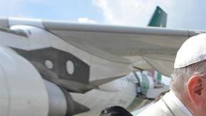 El arzobispo de Rangún, Charles Maung Bo  recibe al papa Francisco. /EFE