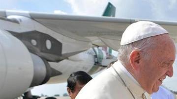 El arzobispo de Rangún, Charles Maung Bo  recibe al papa Francisco. /EFE