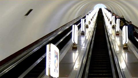 Se lleva cinco minutos en descender en las escaleras eléctricas para llegar al anden. EFE