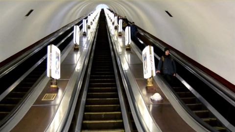 Se lleva cinco minutos en descender en las escaleras eléctricas para llegar al anden. EFE