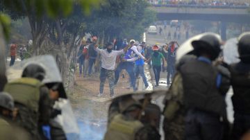 Manifestantes de la Alianza de Oposición contra la Dictadura protestan en Tegucigalpa y otras ciudades del país contra un supuesto "fraude" en los comicios. EFE/Gustavo Amador