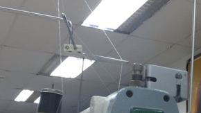 Un gran mural de Hugo Chávez gobierna el taller textil de la comuna Panal 2021.