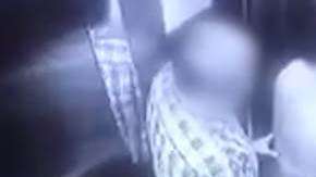 La escena fue captada en el ascensor de un edificio de la capital chilena