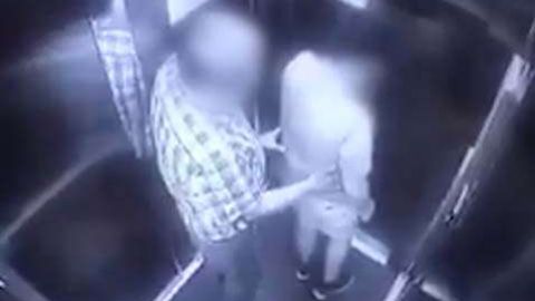 La escena fue captada en el ascensor de un edificio de la capital chilena