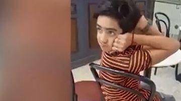 Gira su cabeza 180°