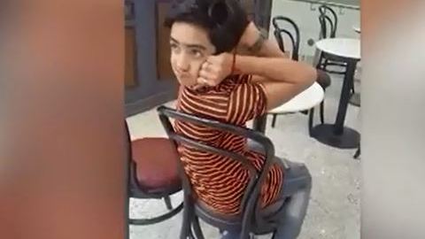 Gira su cabeza 180°