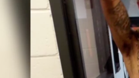 La armadura del hombre llamó la atención.