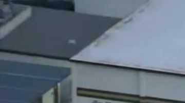 La agresión tuvo lugar en el campus y otros jóvenes la grabaron con sus móviles