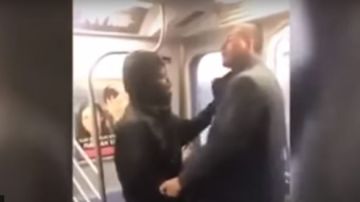 El hombre de origen latino defendió a la mujer y obligó a que el agresor se bajara del tren