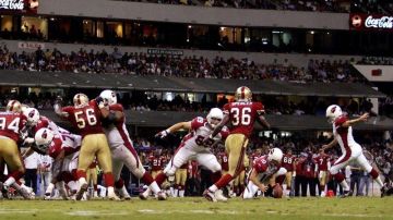 Acción del histórico juego entre los Cardinals de Arizona y los 49ers de San Francisco el 2 de octubre de 2005 en el Estadio Azteca. Fue el primer encuentro oficial de la NFL efectuado fuera de Estados Unidos.