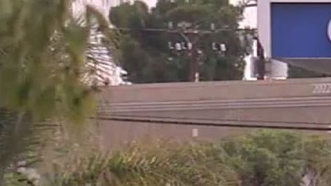 Una grúa traslada uno de los vehículos involucrados.