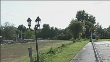 Un vecino de Osceola se encontró la entrada de su casa pavimentada con bloques de cemento.