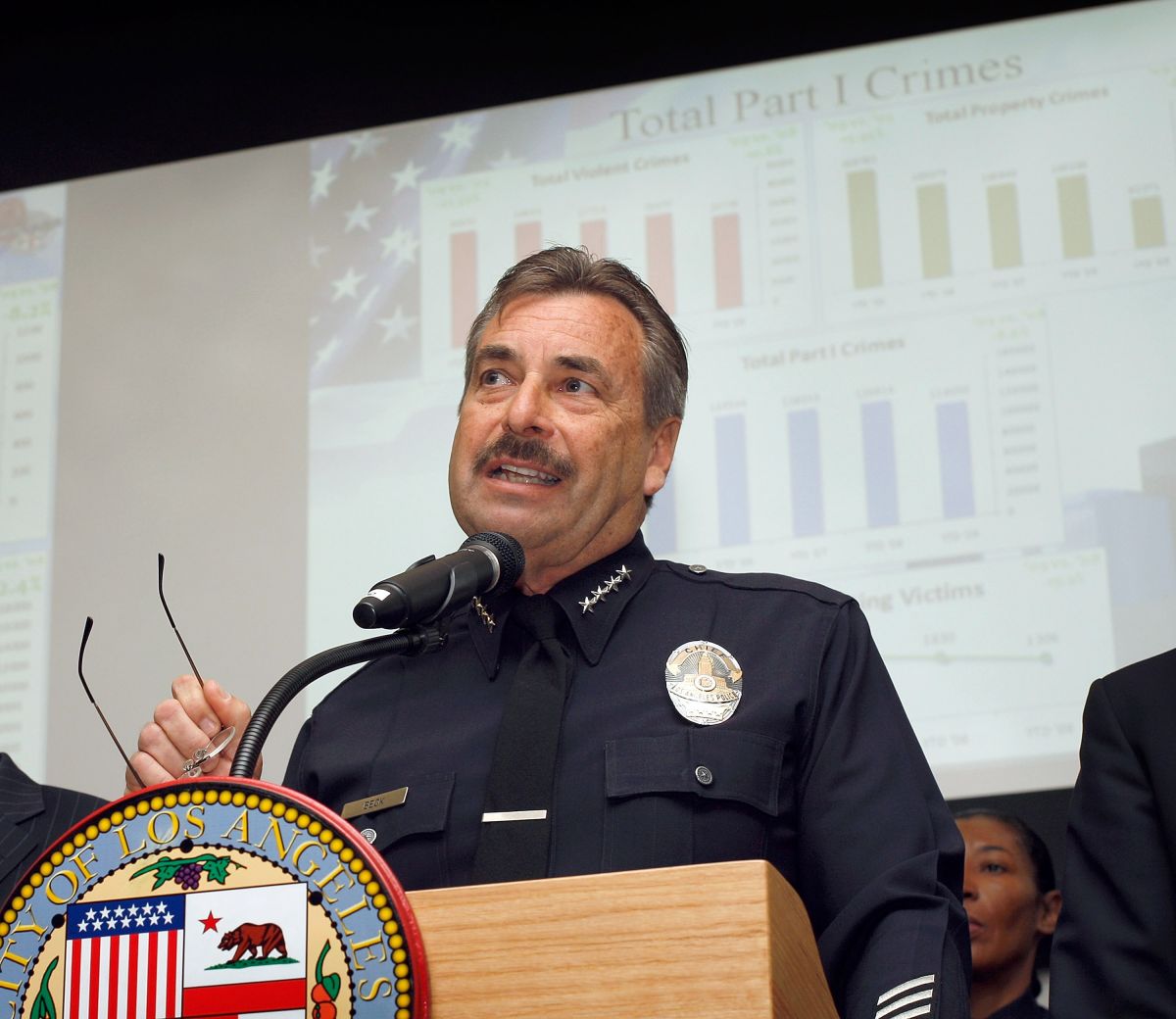 Charlie Beck anuncia las estadísticas de crimen en 2010. 