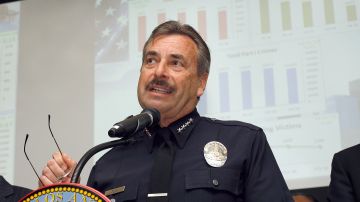 Charlie Beck anuncia las estadísticas de crimen en 2010.