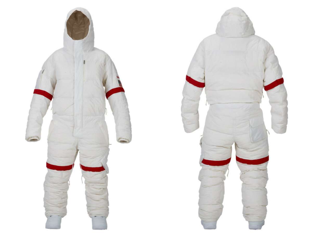 Con este uniforme puedes esquiar... o ir al espacio.