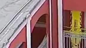 Las autoridades en rumbo a la habitación donde se encontró el cuerpo del menor.