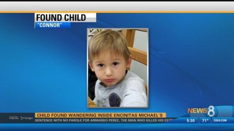 Un niño es encontrado deambulando solo en un tienda, horas después encuentran a los padres.