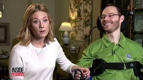 Brett Greenhill y Meg Alexander después de su despedida de soltero, donde sufrió un accidente que lo dejó sin movilidad del cuello para abajo.