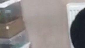 Mehmet, un niño de siete años, reacciona así cuando descubre que va a tener un hermano.