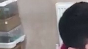 Mehmet, un niño de siete años, reacciona así cuando descubre que va a tener un hermano.