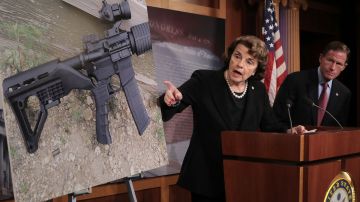 La senadora Dianne Feinstein (D-CA) apunta a una fotografía de un rifle convertido en arma semiautomática con el uso de “bump stocks”.