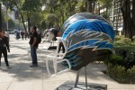 32 cascos y ocho balones gigantes de la NFL se exhiben en Paseo de la Reforma, en la ciudad de México