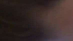 Ella, en la foto con su madre y su hermano mayor, nació en el automóvil de la familia afuera de la sala de emergencias del hospital.