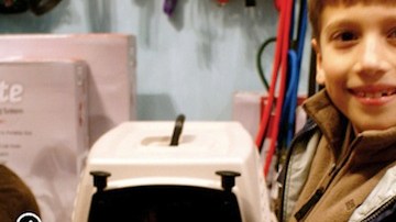 Evan es un niño de 10 años que dona su paga a una ONG que protege gatitos abandonados.