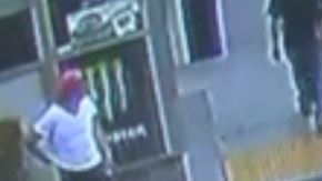 El sospechoso parecía no saber cómo verter el combustible, según un video de seguridad.