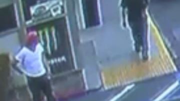 El sospechoso parecía no saber cómo verter el combustible, según un video de seguridad.