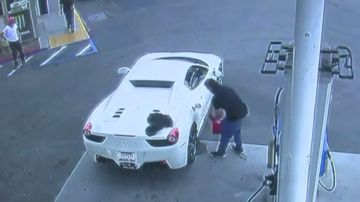 El sospechoso parecía no saber cómo verter el combustible, según un video de seguridad.