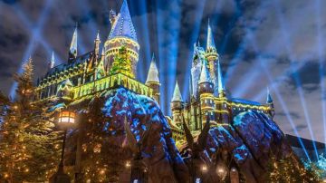 Un espectáculo de luces y música inundará el castillo Hogwarts al caer la noche.