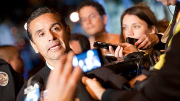 El ex alcalde de Los Ángeles, Antonio Villaraigosa, habla con la prensa frente al Ayuntamiento en 2011.