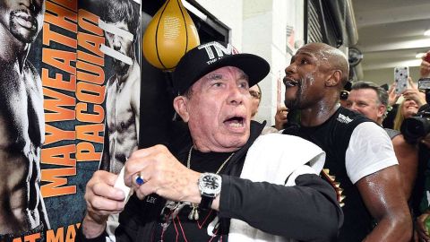 Rafael Garcia junto a Mayweather. Ethan Miller/Getty Images