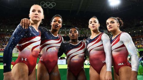 Madison Kocian, Gabrielle Douglas, Simone Biles, Alexandra Raisman y Lauren Hernandez del equipo de gimnasia de EEUU. (Foto: Laurence Griffiths/Getty Images)