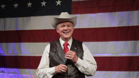 Roy Moore busca suceder a Jeff Sessions en el senado de Alabama, pero las acusaciones de varias mujeres a las que presuntamente atacó siendo menores de edad han creado gran controversia (Foto: Archivo)