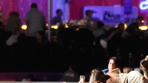 Personas tratan de salvarse durante el tiroteo en Las Vegas.