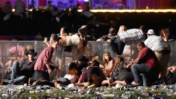 Personas tratan de salvarse durante el tiroteo en Las Vegas.