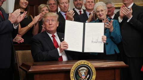 Dos miembros del gabinete de Trump aparecen en alarmante nuevo reporte de paraísos fiscales