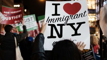 "En lugar de debilitar nuestros valores y democracia los inmigrantes enriquecen y revitalizan nuestras instituciones y creencias", advierte Gutiérrez. (Spencer Platt/Getty Images)
