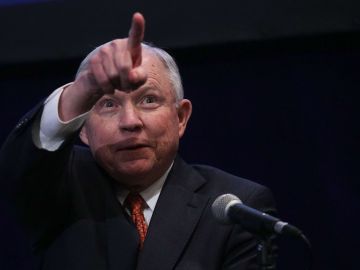 El fiscal Jeff Sessions siempre ha sido crítico de las cortes migratorias.