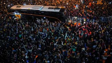 Los hinchas del Valencia reciben el autobús de los jugadores.  David Ramos/Getty Images