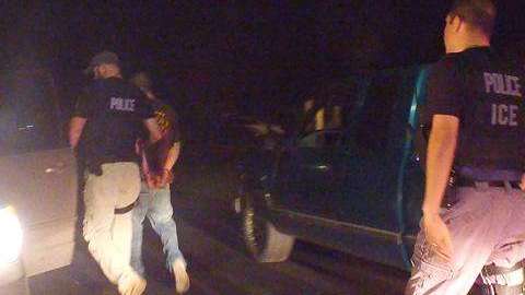 ICE mantiene sus operativos contra indocumentados.