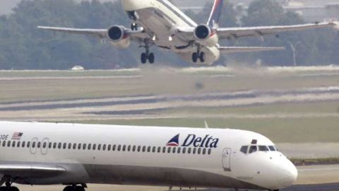 El dúo fue arrestado en la aeronave.