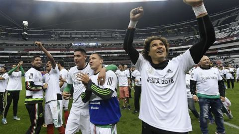 Guillermo Ochoa y los demás seleccionados mexicanos festejaron la clasificación al Mundial el 1 de septiembre en el Estadio Azteca.