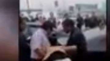 La exesposa agarra por los cabellos a la supuesta amante.