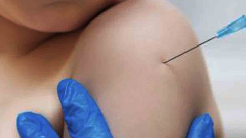 La vacuna ayuda a proteger de una variedad de la enfermedad, por eso es importante aplicársela.